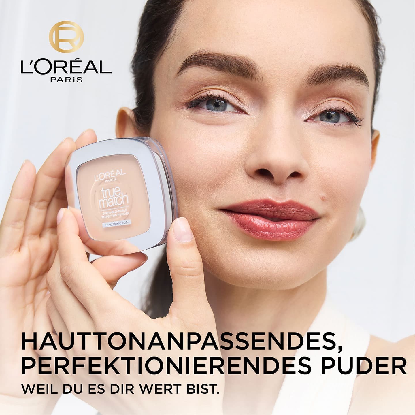 Luma Grothe hält einen Tiegel darunter Text hauttonanpassendes, perfektionierendes Puder
